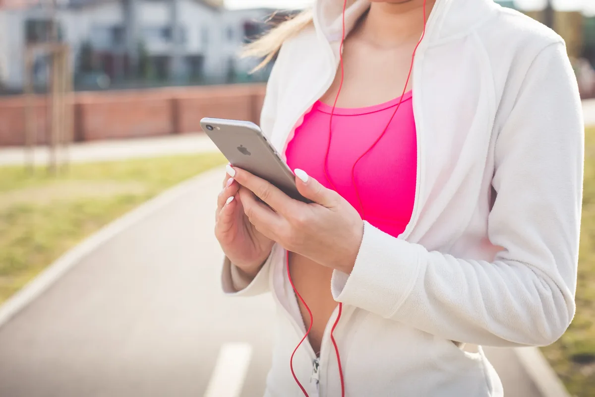 スマートフォンで予約を操作する女性